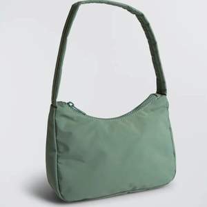 Grön väska från Gina Tricot! Helt oanvänd! Nypris: 249kr