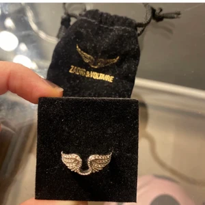Zadig Voltaire ring - Lägger upp denna annons igen pga oseriös köpare. Säljer min fina zadig ring som tyvärr inte kommer till användning. Köpte den för ungefär ett år sen för 1000kr på zadig butiken i stockholm. Den är slutsåld i butik och på hemsidan vad jag vet. Inte alls mycket använd. (Silver)❤️