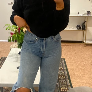 Jeans - Säljer dessa högmidjade vida jeansen från nakd. Använt dem en del men dem är fortfarande i bra skick. Hålet i jeansen är klippt själv men ser fortfarande coolt ut :) (enligt mig:pp)