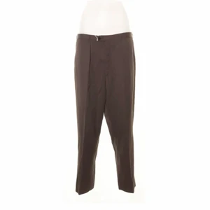 Kostymbyxor - Bruna kostymbyxor i storlek XL men är en L. Säljer pga dom var ankelånga (alltså inte till fötterna). Jag är 176cm. Kan mötas i Stockholm eller frakta (kunden står för frakten). 💕🥰🌸