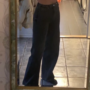 Jeans - Säljer tyvärr mina superpopulära monki jeans som jag vuxit ur💕 De är i jättebra skick. ✨Bud✨ från 100kr i inlägget eller köp direkt 350kr✨ Har ni några frågor skriv gärna privat✨