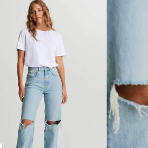 Populära jeans från Gina Tricot i jätte bra skick, ser ut som nya. Säljes pga används tyvärr inte. Köpta för 600 kr, storlek 34. Möts helst i stockholm, kan även frakta. Köparen står för frakten 💙