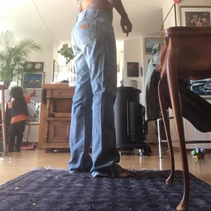 En ákt wrangle jeans  - Säljer min vintage Wrangel jeans som är anvadade mycket och passar 32-33.Den sittande som fri stilenr,och har lite flãkt på fot som visar på sist bild bud i kommentarna .innerbens 80cm och midjamätta 8ocm runt