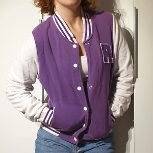 Bik bok baseball jacket, storlek L  - Urtvättad lilavit baseball jacka, pösig - passar alla från S till storlek L Unisex (är själv S/M) 85%Bomull 15%Polyester -❣ lägre pris pga urtvättning och färgskiftning obs ❣ Frakt tillkommer = slutpris  200 kr