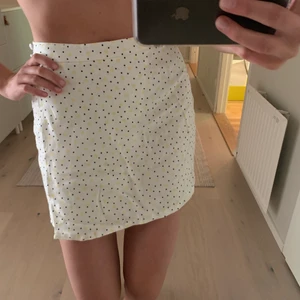 Sommar kjol - Supersöt sommarkjol i prickigt mönster från miss selfridge. Grym passform, storlek 38😋