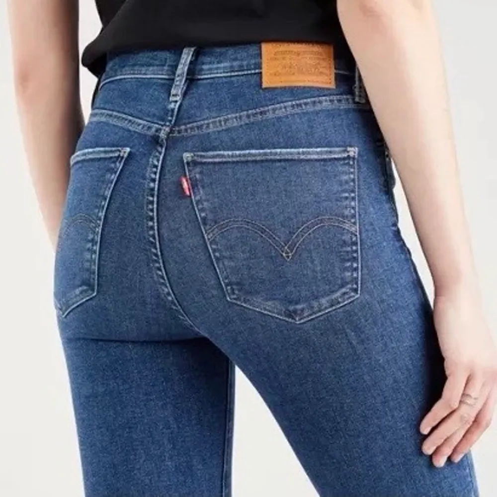 Skitsnygga mile high Levis jeans sparsamt använda, stretch  w25 h28 passar Xs-S. Köpare står för frakt eller hämtas i Segeltorp :). Jeans & Byxor.