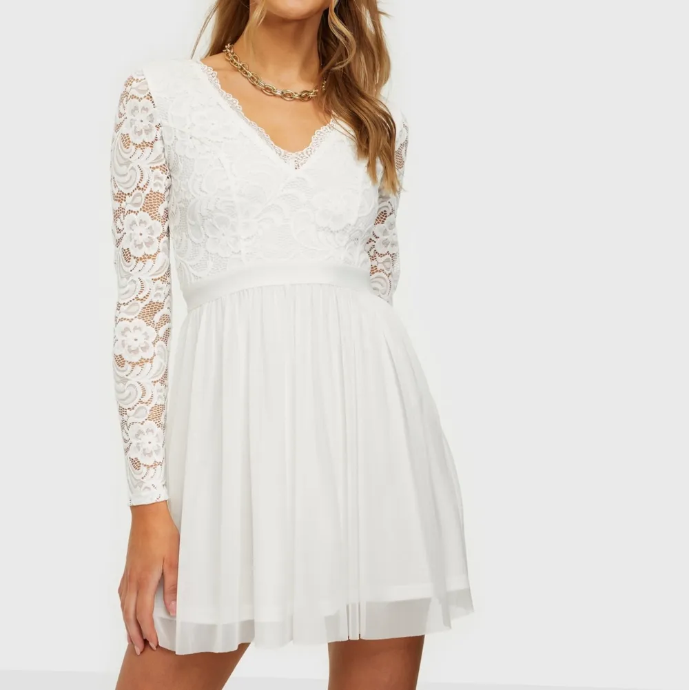 Säljer denna jättefina vita klänning från Nelly. Endast använd en gång så den är i väldigt fint skick och perfekt till student/skolavslutning 😊 skulle säga att den passar XS-M. . Klänningar.