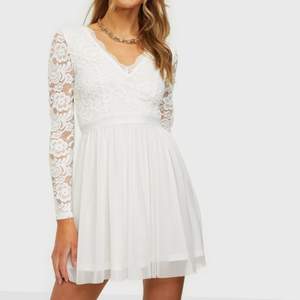 Säljer denna jättefina vita klänning från Nelly. Endast använd en gång så den är i väldigt fint skick och perfekt till student/skolavslutning 😊 skulle säga att den passar XS-M. 