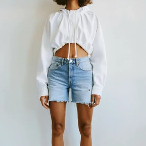 Jean shorts zara - Helt slutsålda jeansshorts från zara st 38 helt oanvända lapp kvar❤️