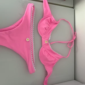 Supersöt rosa bikini spetskant blomma - Säljer denna otroligt söta bikini då den tyvärr inte passade mig:( samma modell som den populära Pinterest bikinin! Budgivning vid många intresserade!💞💞