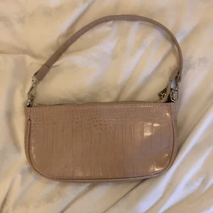 Handväska  - Beige handväska ifrån Boohoo, aldrig använd. Finns 2 fack i den. 