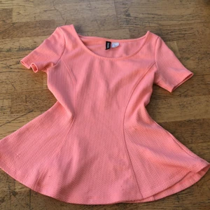 Topp från Hm i strl xs  - Topp den hm den är lite sliten men det syns om man kollar noga väldigt fin till ett par shorts eller jeans eller något annat på sommaren. Säljer denna för den är för liten