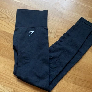 Gymshark leggings  - Köpte dessa för några månader sedan då mitt andra par gick sönder, det är inget fel på detta paret, jag har bara inte använt dem. I väldigt fint skick, inga defekter och loggorna är felfria. Vanligt pris: 550 kr + 66 kr frakt. Säljer för 250 kr + 48kr frakt