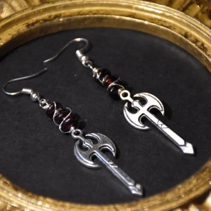 Örhänge yxor  - Örhängen med silvriga yxor och äkta granat. Det går att få med vilken sten som helst via min etsy! Krokarna är nickelfria. 