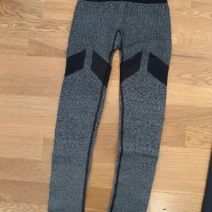 Träningstights från adidas - Svart och gråa träningstights från adidas. 