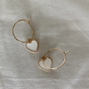 Örhängen - Guldiga örhängen, aldrig använda. Man kan själv ändra om man vill ha vitt eller guld i fram.💖
