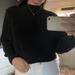 Stickad tröja  - Svart stickad tröja från monki. Köparen står för frakten💞