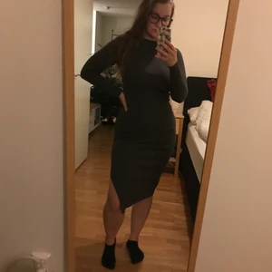 Supermjuk fodralklänning - Supermjuk och skön ribbad grå fodralklänning från Monki. Den är i storlek XXS men eftersom att den är så stretchig så passar den upp till S. Om du köper någonting i min shop för över 50kr så får du något för 20kr på köpet (det finns en hel del)