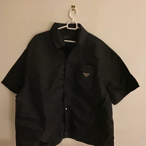 PRADA NYLON SKJORTA SHIRT - Size M typ, Så oversize fit på dem flesta. Unisex. Inte äkta.