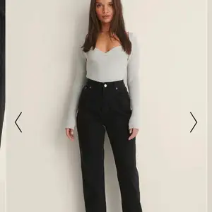 Första bilden här lånad från hemsidan! Säljer dessa svarta jeans med slits i strl 38 då de blivit för stora för mig:( Dem är ganska långa och skulle säga att den är ganska stor i storleken.