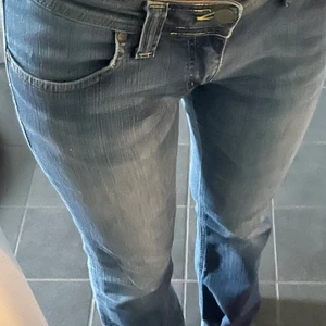 Lågmidjade jeans - Säljer mina favoriter🥲 Jätte fina tryck på bakfickorna och lågmidjade. Jag är ca 167🥰 står inte vilken storlek men när oftast 36 o va dem sitter bra.(inte helt nya) Vid frågor och instessen skriv till mig⚡️