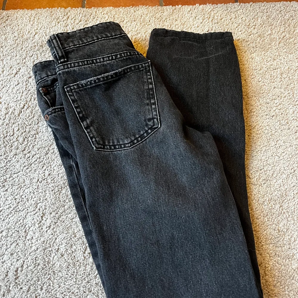 Säljer ett par jeans från zara svart säljer för dom tyvär blivit för små . Jeans & Byxor.