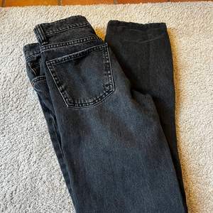 Säljer ett par jeans från zara svart säljer för dom tyvär blivit för små 