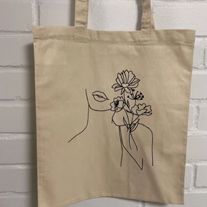 Totally UF - Hej! Jag och 2 kompisar driver ett uf-företag där vi säljer stilrena tygpåsar. Vi skänker även 10% av vinsten för varje såld påse till bröstcancer förbundet. Priset ligger på 119 kr exklusive frakt och ni beställer via instagram (totallyuf), messenger (Totally UF) eller här på Plick.