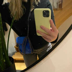 Stella McCartny-liknande väska - Säljer nu min stella mccartny-liknande väska med långt axelband, går även att ha som ”handväska"! Köpt på plick i nyköpt skick , säljer pga att den inte kommer till använding tyvärr! 💗💗 köp direkt för 500