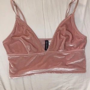 Kort Topp - Säljer denna fina topp som inte längre kommer till användning på grund av att den är för liten på mig. Storlek S.  Skriv vid frågor/ bilder eller intresse✅☺️ 