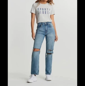 Highwaist jeans från Gina tricot  - Raka jeans från Gina tricot med hål. Hålen har spruckigt upp något men inget man tänker på. Annars är dom i fint skick. Storlek 32 och är lite för korta på mig som är 170. Nypris 600 kr mitt pris 150 kr. Köparen står för frakt!
