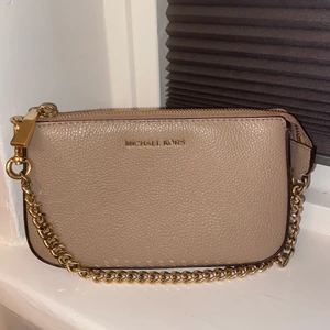 Michael Kors väska - Perfekt fest väska från MK! Går att ha som axelväska eller som clutch. Bra skick förutom en fläck på insidan 🤎