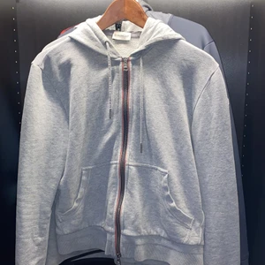 Moncler tröja herr  - Storlek Medium men är kort vid midjan passar xs/s nypris runt 5000kr har lite slitage vid armarna vid intresse skickar mer bilder skick 7/10