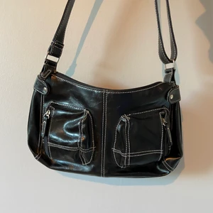 Svart väska - Fin svart väska med små fack och detaljer på, även fack inuti🖤 80+frakt eller högstbjudande :))