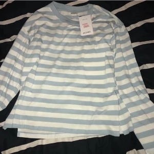 Randig tröja - Helt oanvänd randig blå tröja från Monki. 
