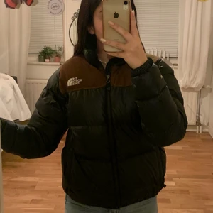 North Face Jacka Nuptse 700 - Limited Ed - Vintage The North Face Nuptse 700 Jacka i Limited Edition. En jättefin puffer jacka i superfin kvalité. Jackan är i Storlek S för män, men den passar tjejer utmärkt. Sitter som en storlek M på tjejer. Bud på 1600kr.