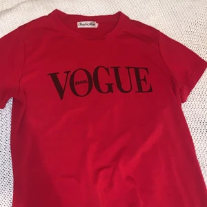 vogue seoul t-shirt - t-shirt köpt second hand med ”Vogue Seoul” tryck, säljer då jag aldrig använder den. Väldigt mjukt tyg. Står ingen storlek men skulle säga typ L/M, den har en boxy fit på mig som är S