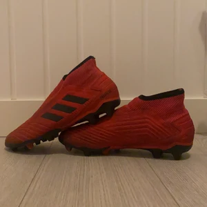 Adidas preditor fotbollsskor  - Inte använda i många tillfällen, är hela men lite smutsiga men så ska det vara med fotbollskor. Storlek 42