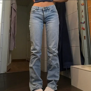 Najs jeans! - Fina och sköna från foxy lady! Dom är långa på mig som är typ 162 så slitna vid fötterna, dragkedjan är med paj. Jag har satt dit små spännen typ så det går att stänga men åker upp ibland. Kan skicka mått och fler bilder!💋