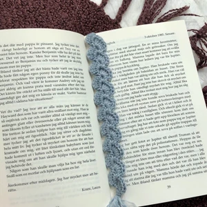 Handgjorda virkade bokmärken - Virkar dessa bokmärken nu på beställning! Kan göras i alla möjliga färger, de jag har i lager just nu finns på bild 2. De är ca 22 cm långa men kan såklart ändra längden vid intresse💗