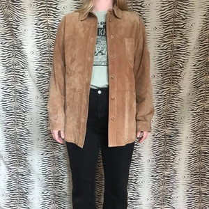 Ljusbrun mockajacka - Ljusbrun mockajacka (äkta skinn)  Märke: Saki lether Storlek: S Mått -  Längd: 75 Byst: 54 Axelbredd: 52 Arm: 55 Pris: 250kr (+frakt)