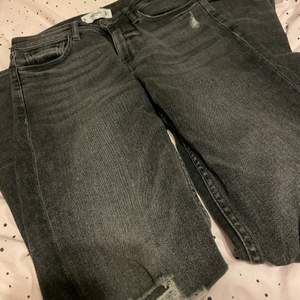Jeans från mango, som är gråa och är använda få gånger 