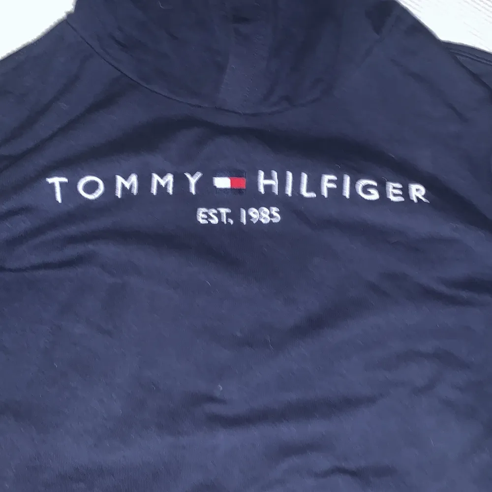 En ny Tommy hilfiger hooide köptes för typ 700kr säljer för 160kr skick 8/10 för killar och tjejer. Tröjor & Koftor.