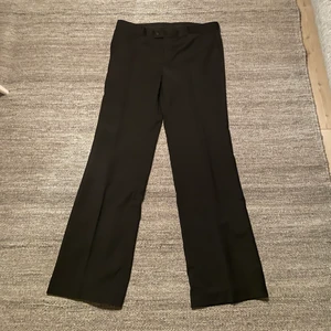 Tiger of sweden kostymbyxor  - Ett par tiger of sweden kostymbyxor i storlek 34/30 ish i bra skick med ett litet enstaka hål vid benöppningen typ! 