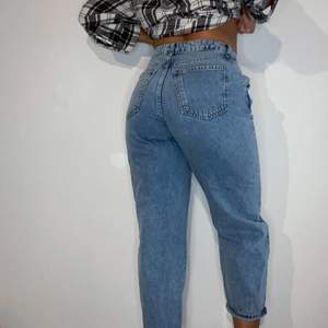 Blåa Mom jeans från Gina Tricot. Har använt byxorna ca 2-3 ggr så de är i fint skick. Byxorna är en aning stretchiga. Jag är 163 lång och har 74 i midjemått. 🥰👖