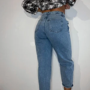 Blue Mom Jeans (36), 100SEK - Blåa Mom jeans från Gina Tricot. Har använt byxorna ca 2-3 ggr så de är i fint skick. Byxorna är en aning stretchiga. Jag är 163 lång och har 74 i midjemått. 🥰👖
