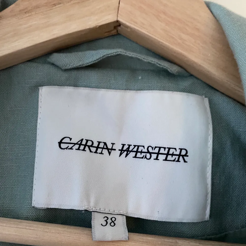 Ljusgrön/blå kavaj från Carin Wester strl 38, passar strl S om man vill att den ska sitta oversized . Kostymer.