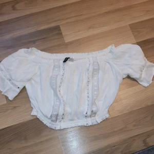 Vit tröja - Fin vit kort tröja. Passar bra till sommaren 