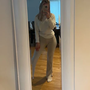 Mjukisbyxor - Supersköna byxor med slits som tyvärr inte kommer till användning längre! Köpta på Gina Tricot, Storlek s (jag är 1,60) hör av er vid intresse!💕