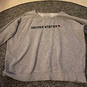 En grå sweatshirt som är i nytt skick det är storlek M men passar som XX S!